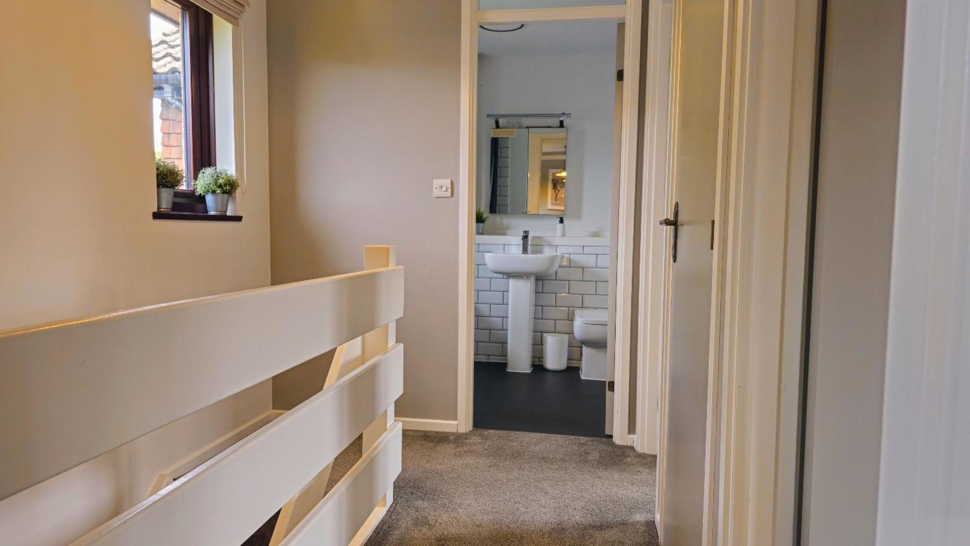 Grassmere - 3 Bed House With Private Garden Horley Eksteriør billede