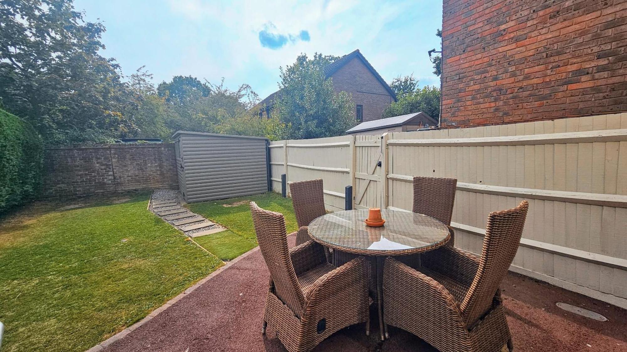 Grassmere - 3 Bed House With Private Garden Horley Eksteriør billede
