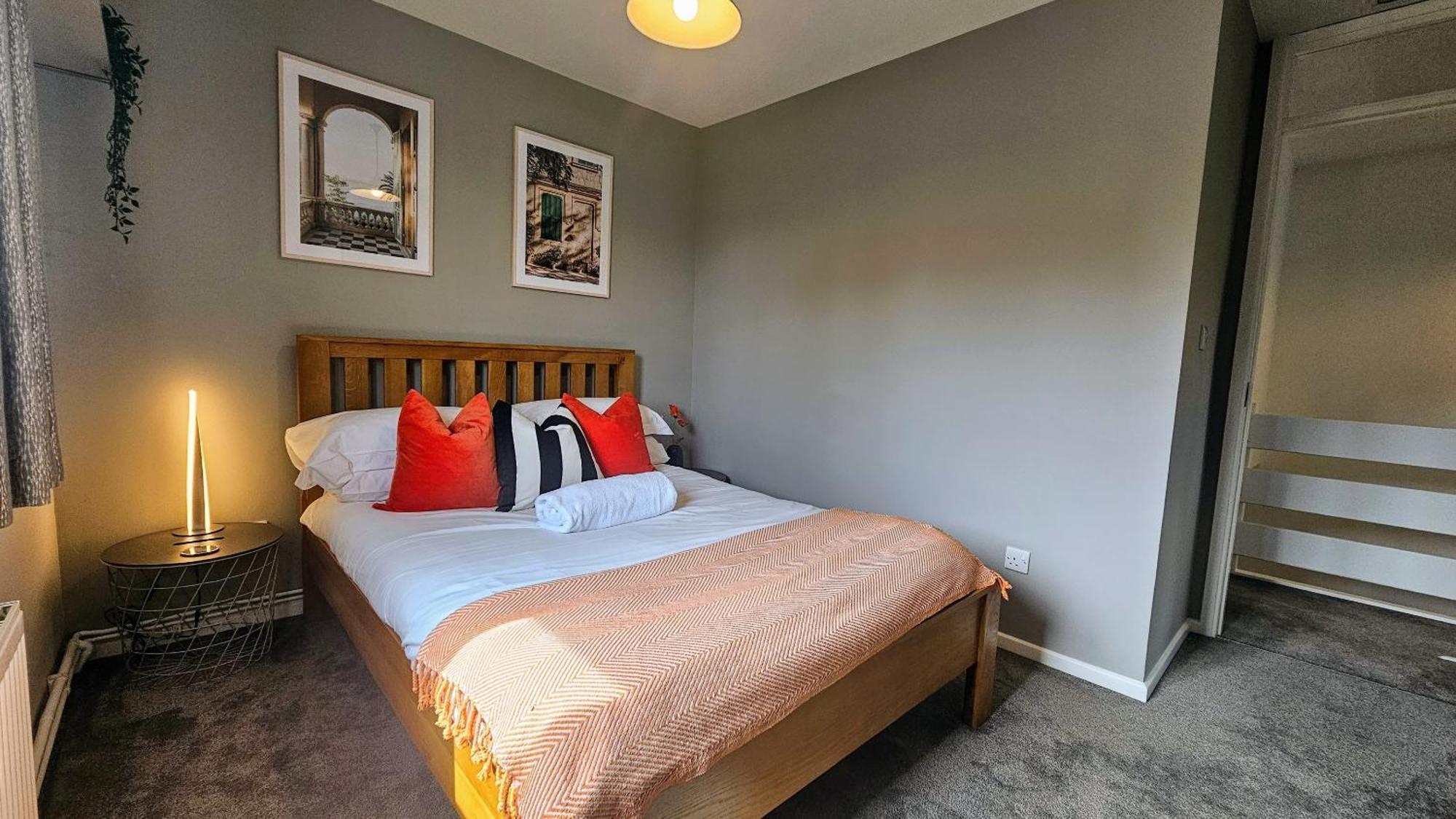 Grassmere - 3 Bed House With Private Garden Horley Eksteriør billede