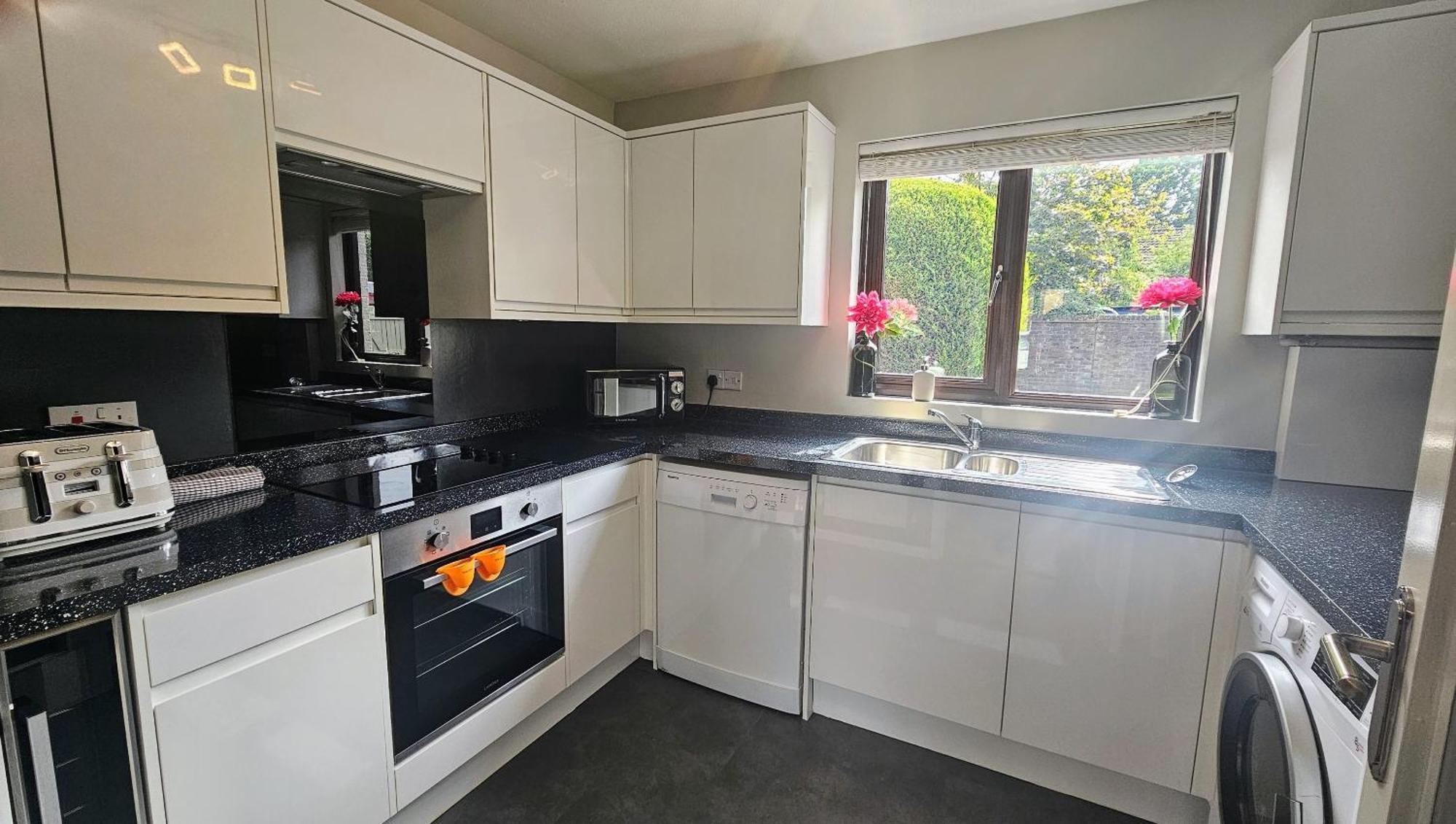 Grassmere - 3 Bed House With Private Garden Horley Eksteriør billede