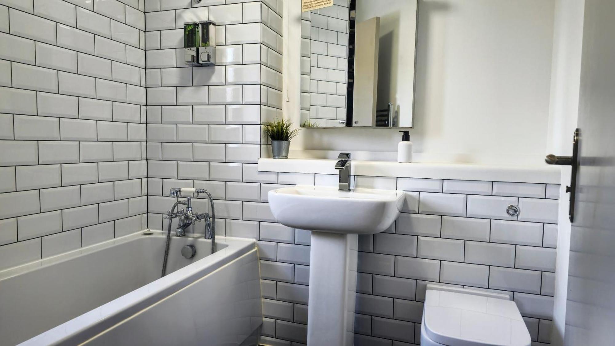 Grassmere - 3 Bed House With Private Garden Horley Eksteriør billede